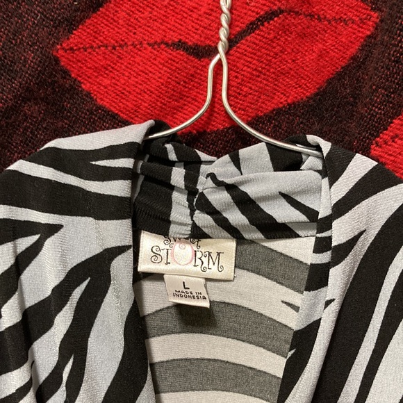 Very cute, like new, and ready for a fun night out - Picture 2 of 2